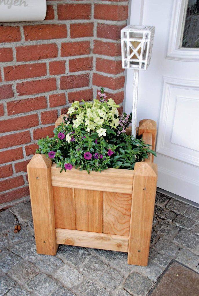 Rustikaler Holz-Blumenkübel