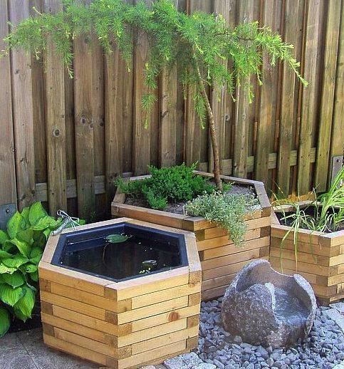 Gartendekoration mit Blumenkübeln