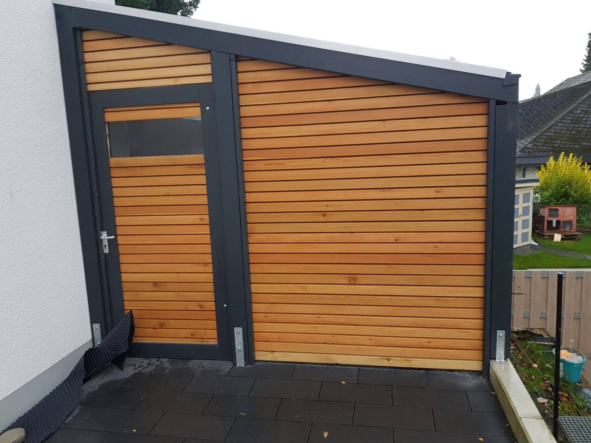 Abstellraum mit geschlossener Rhombusfassade mit Schattenfuge