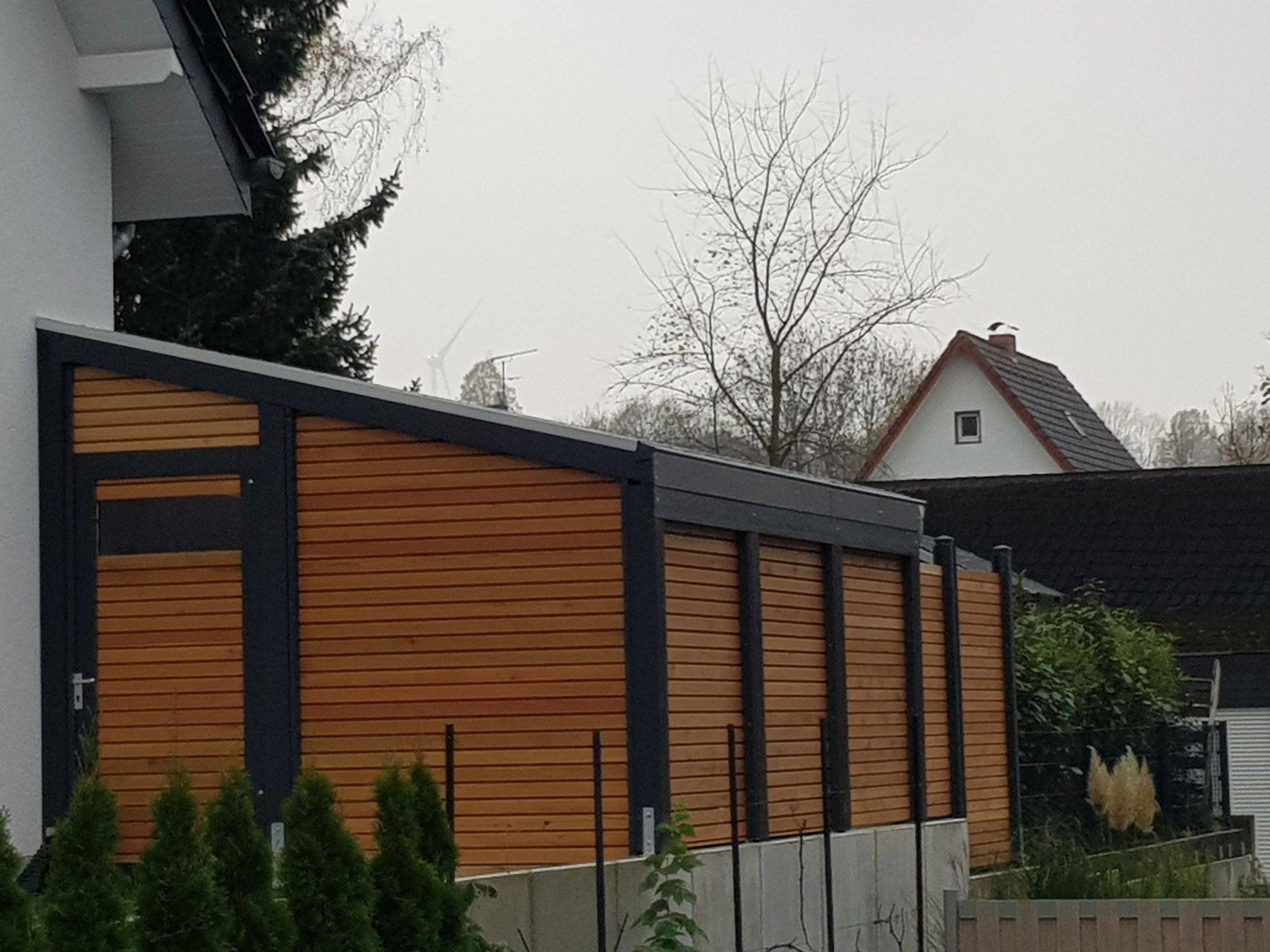 Abstellraum mit geschlossener Rhombusfassade mit Schattenfuge