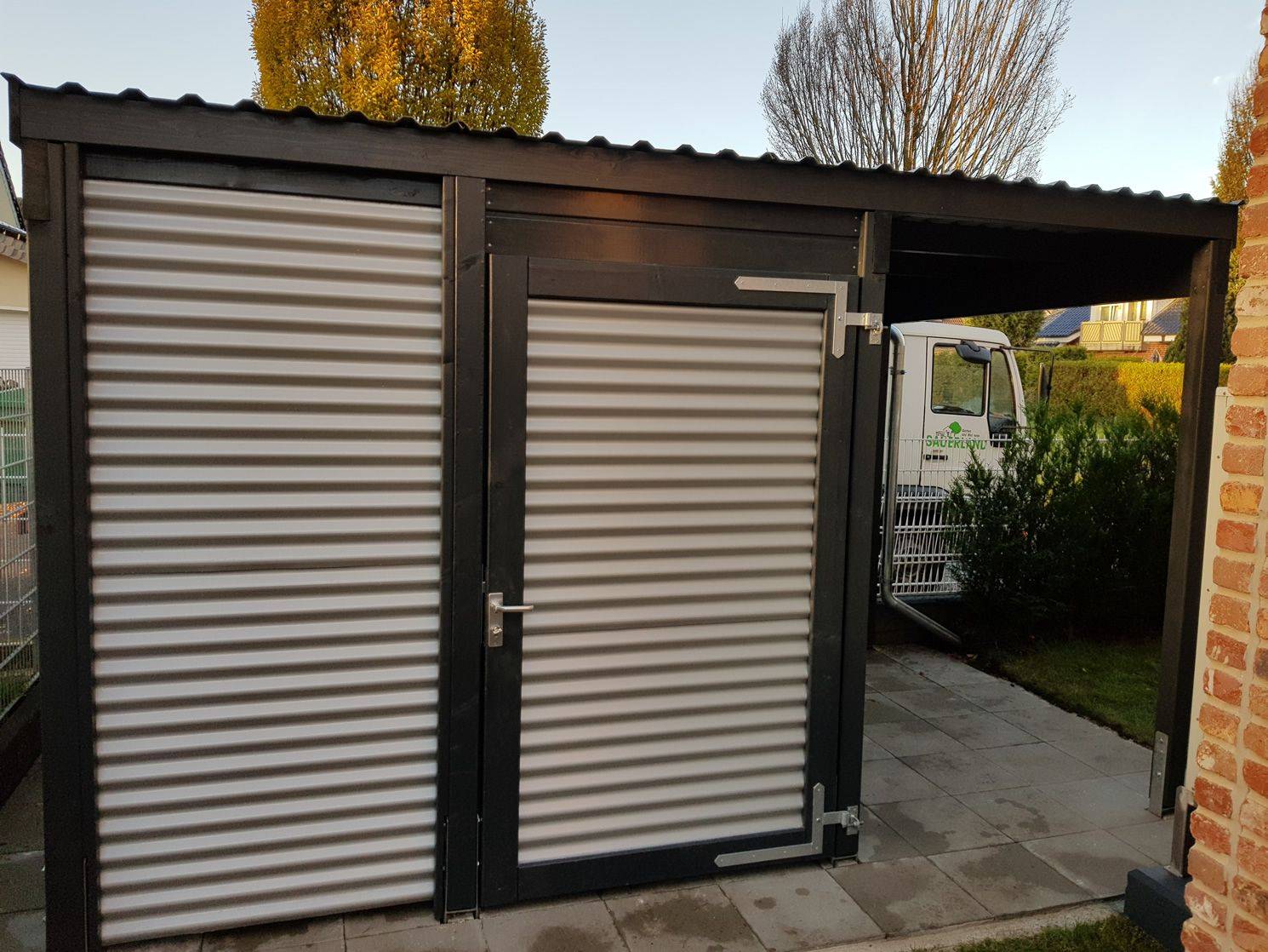 Abstellraum und Überdachung aus Holz und Metall auf Maß