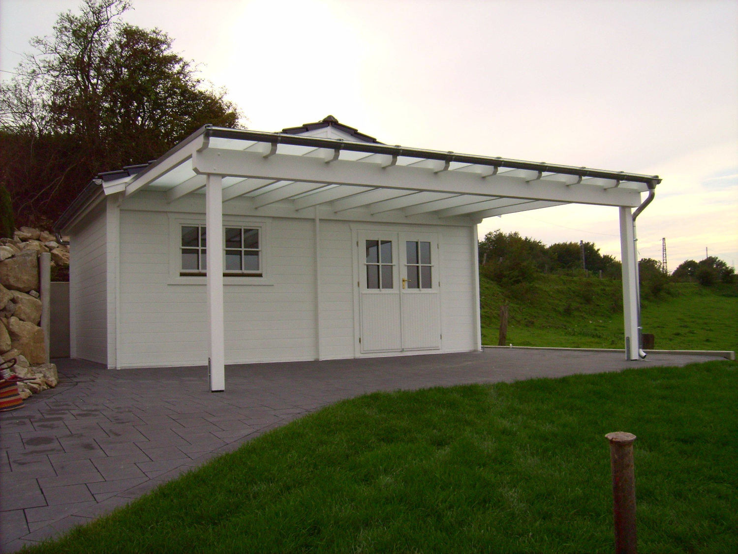 Gartenhaus mit Glasüberdachung