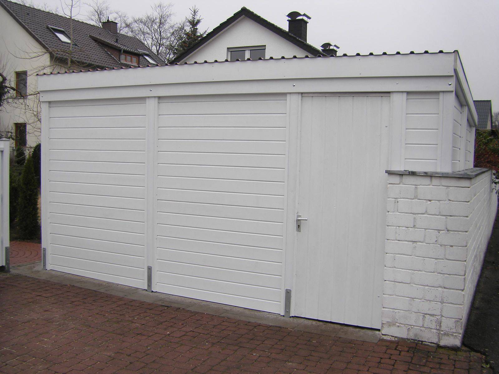 Nebengebäude aus Holz in Weiß