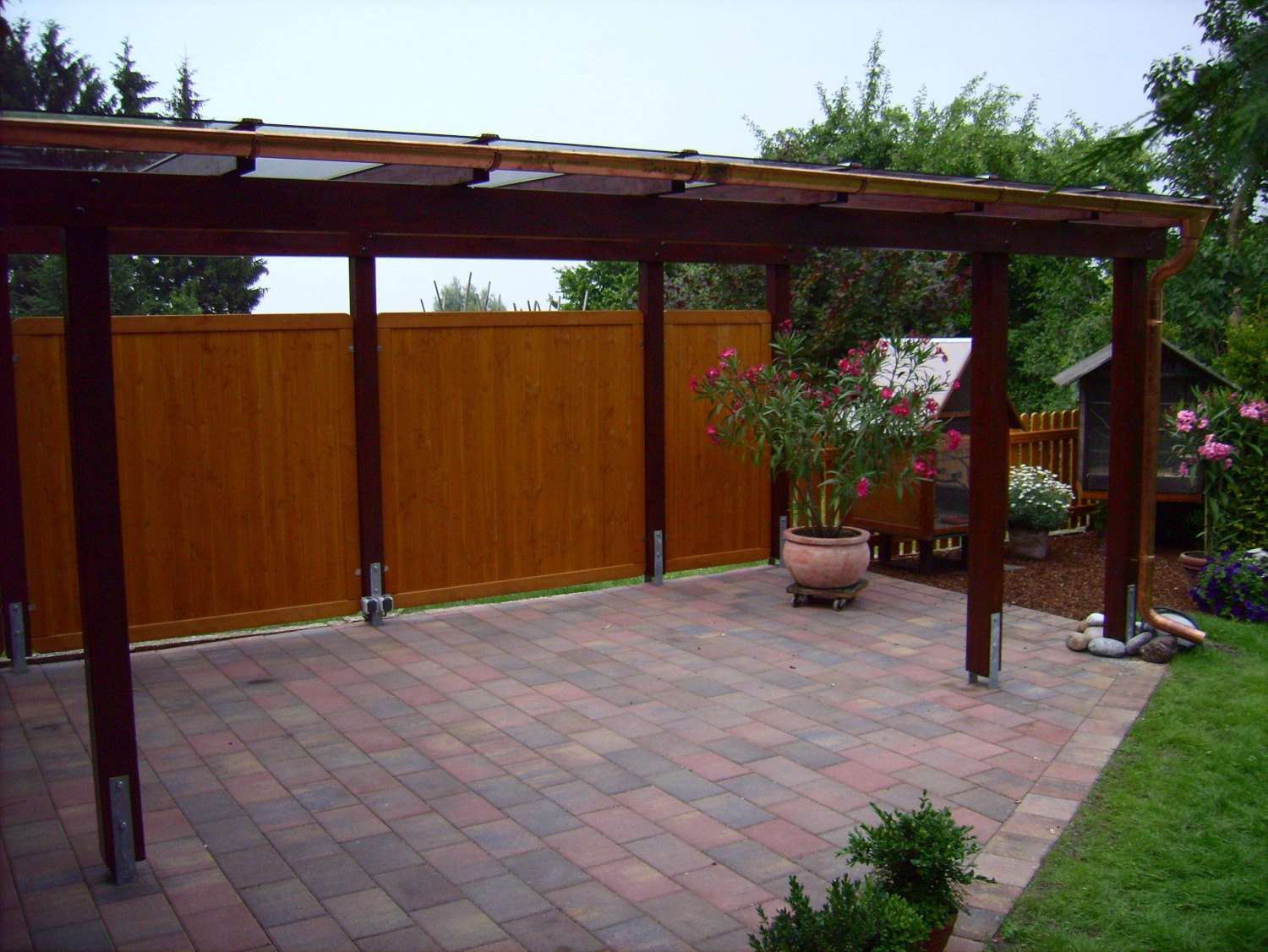 Echtglasüberdachung mit Sichtschutzelementen