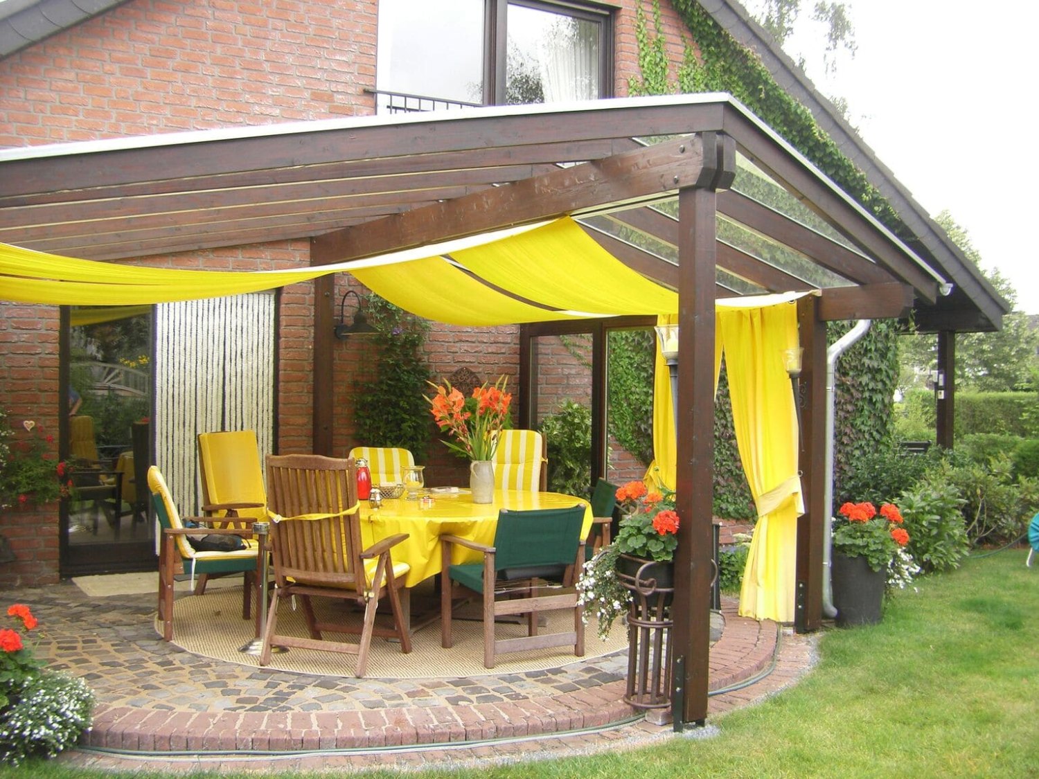 Glasüberdachung mit Giebel