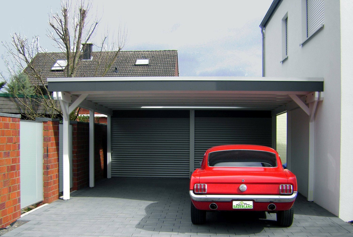 Carport-Überdachung aus Holz und Stahl weiß