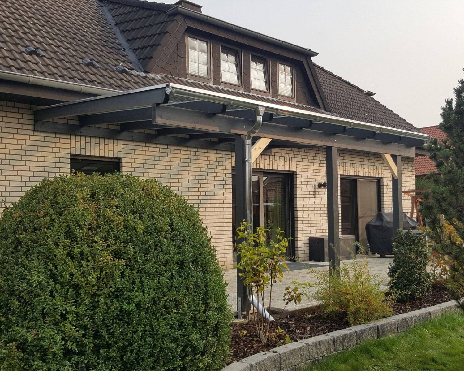 Terrassenüberdachung grau lasiert