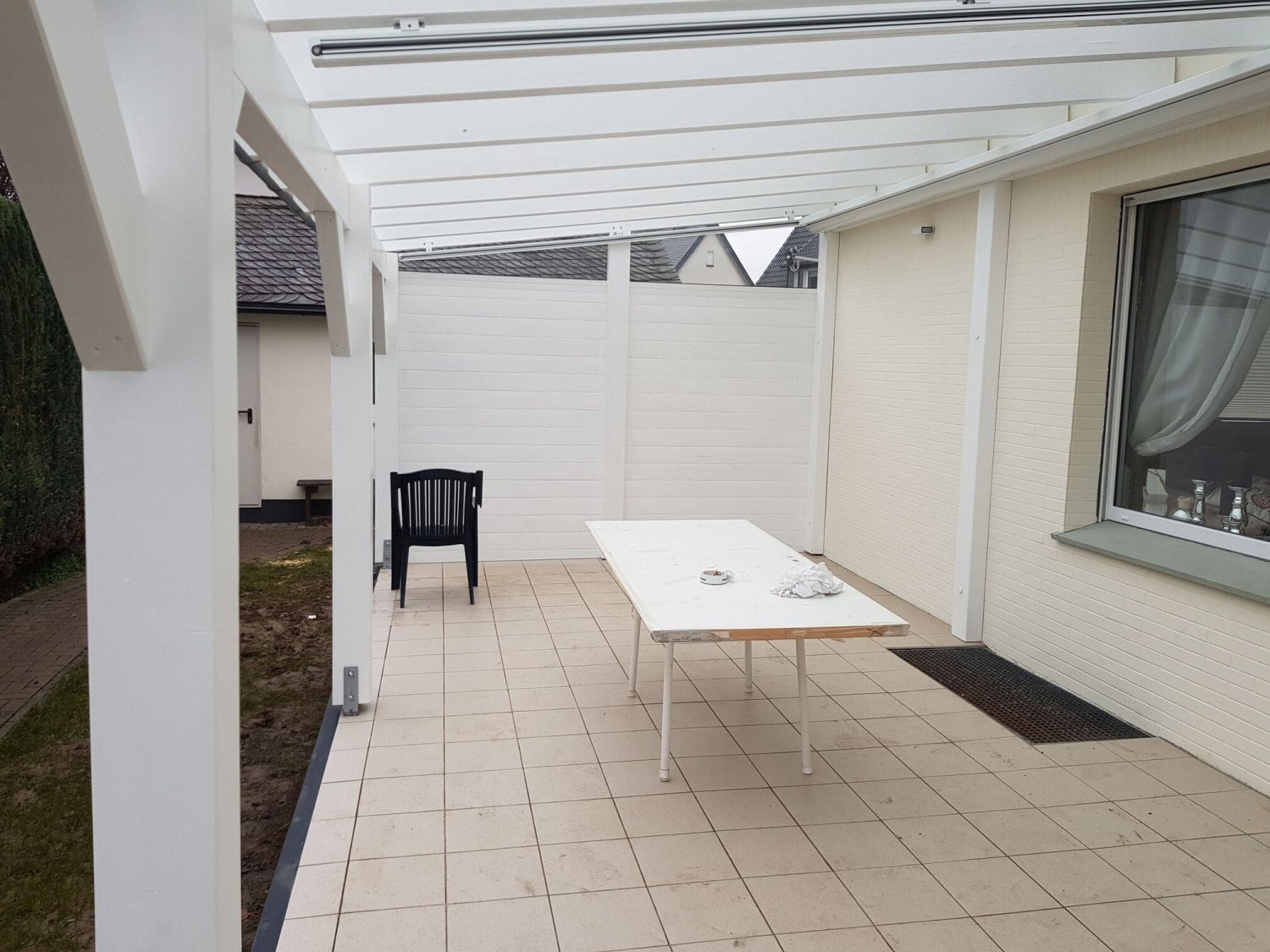 Terrassenüberdachung mit Markise, weiß lackiert