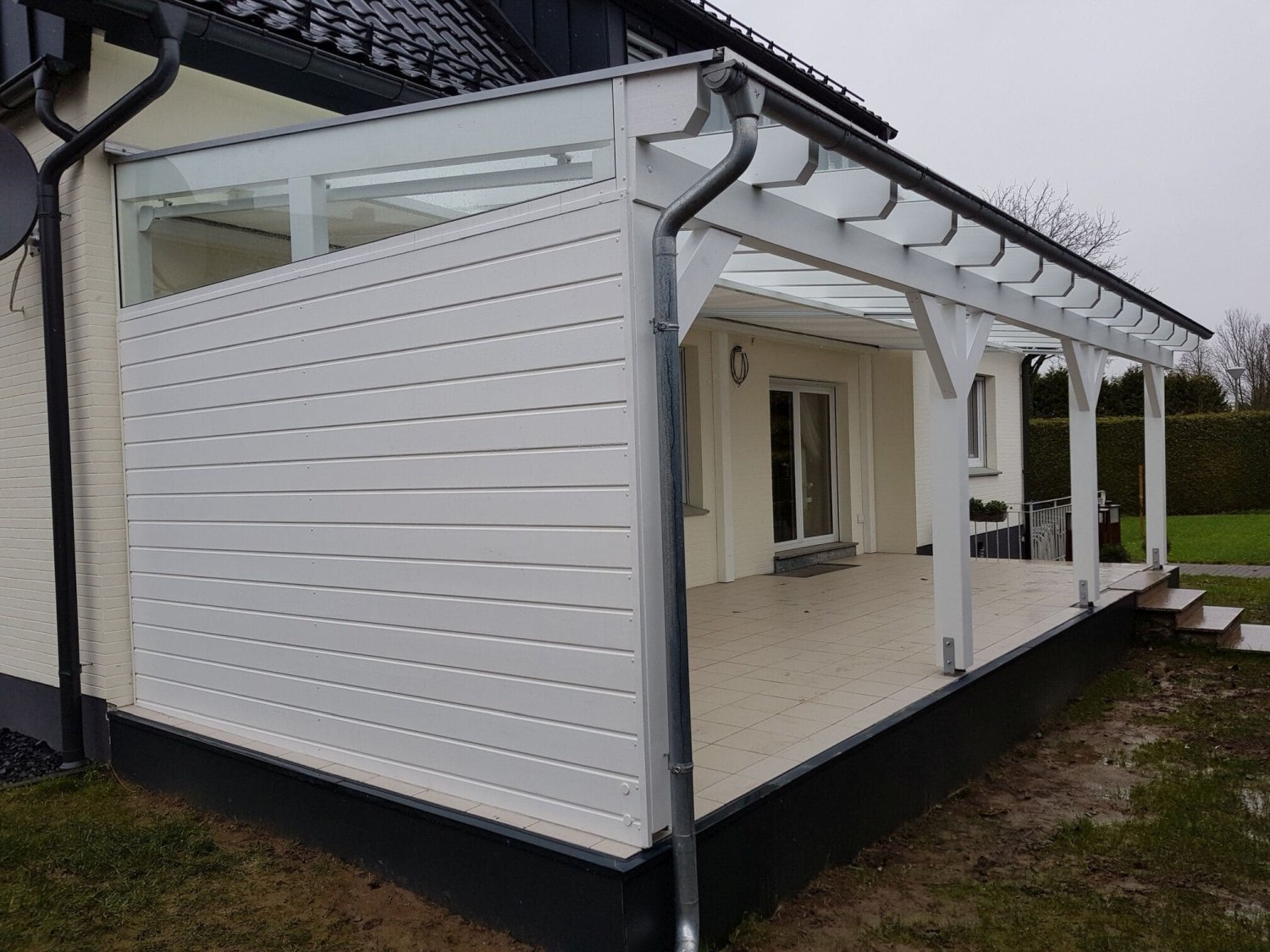 Terrassenüberdachung mit Markise, weiß lackiert