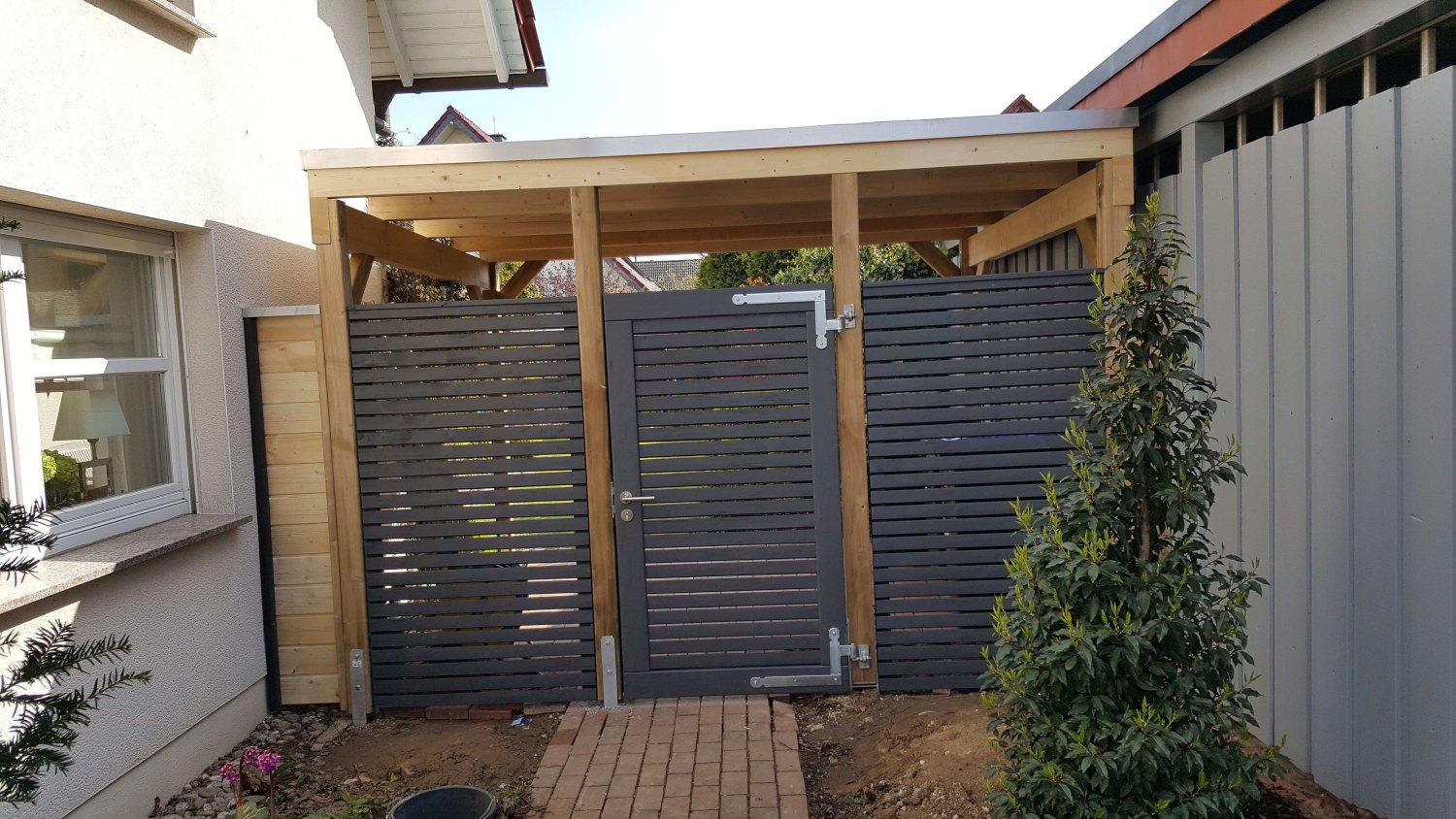 Überdachung mit Rhombuselementen, torseitig