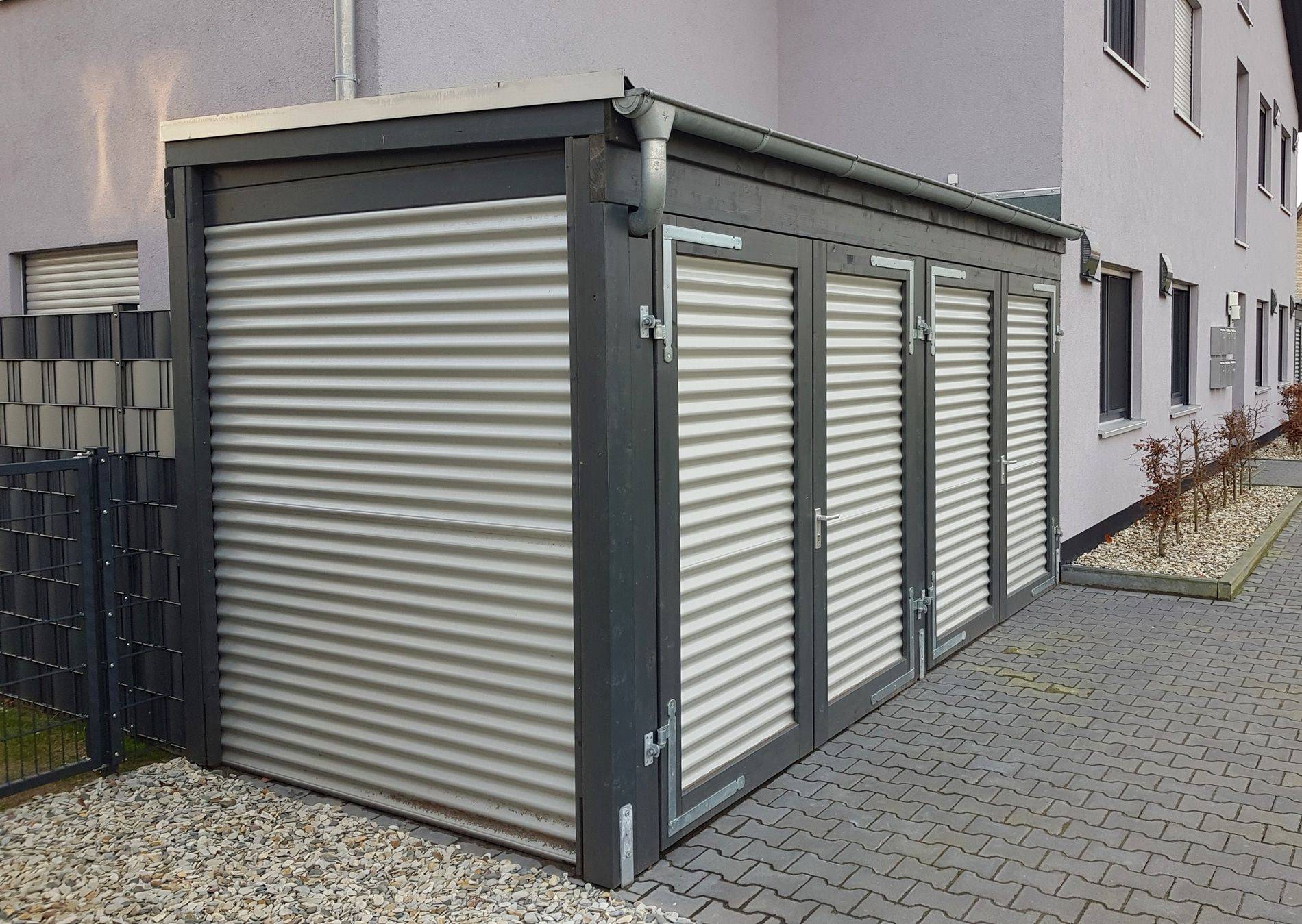 Abstellraum aus Holz und Metall