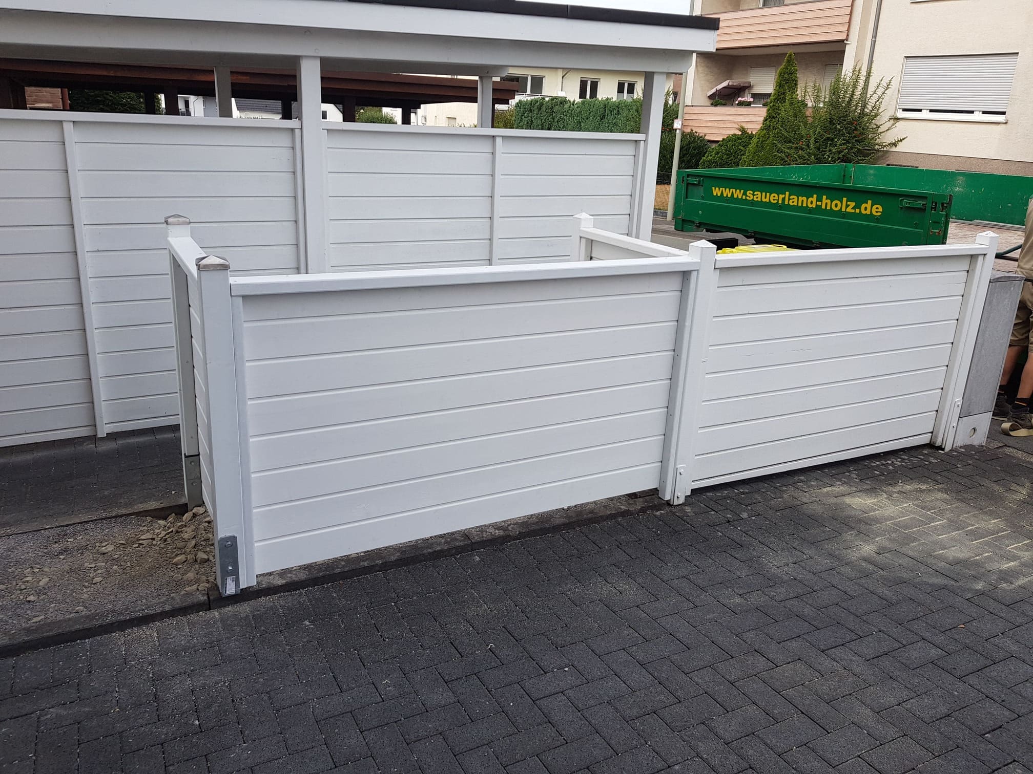 Mülltonnenabtrennung in Weiß, passend zu Carport