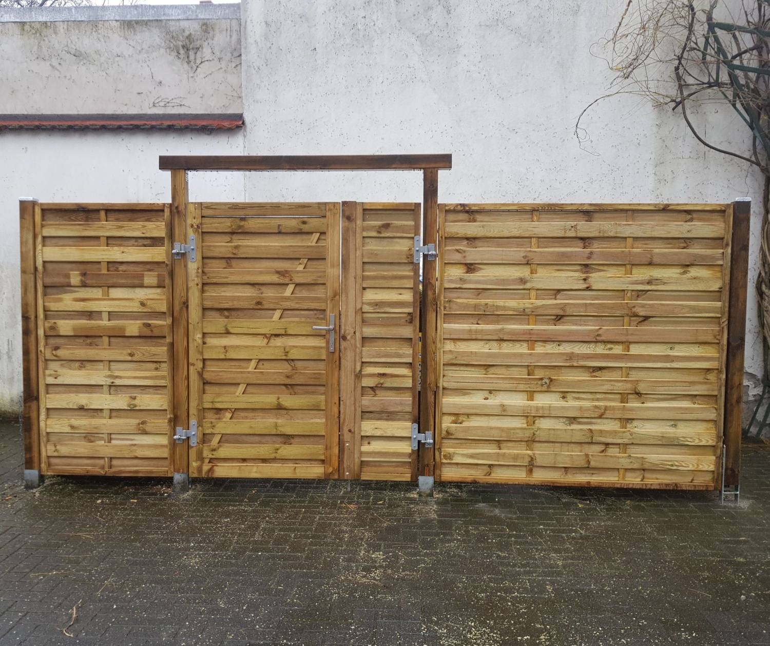 Mülltonneneinhausung mit Tor