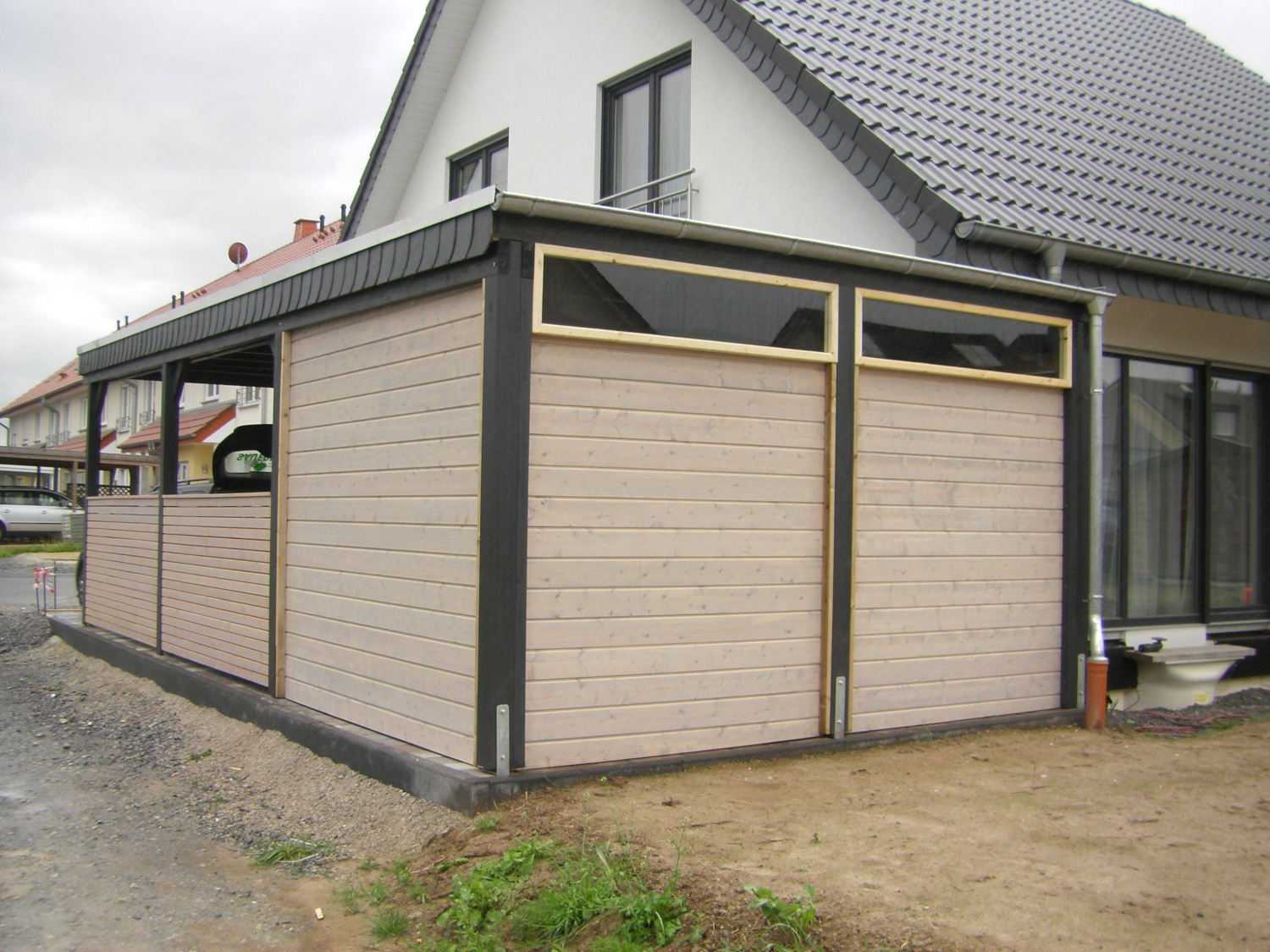 Carport mit Profilholzverkleidung und Lichtband