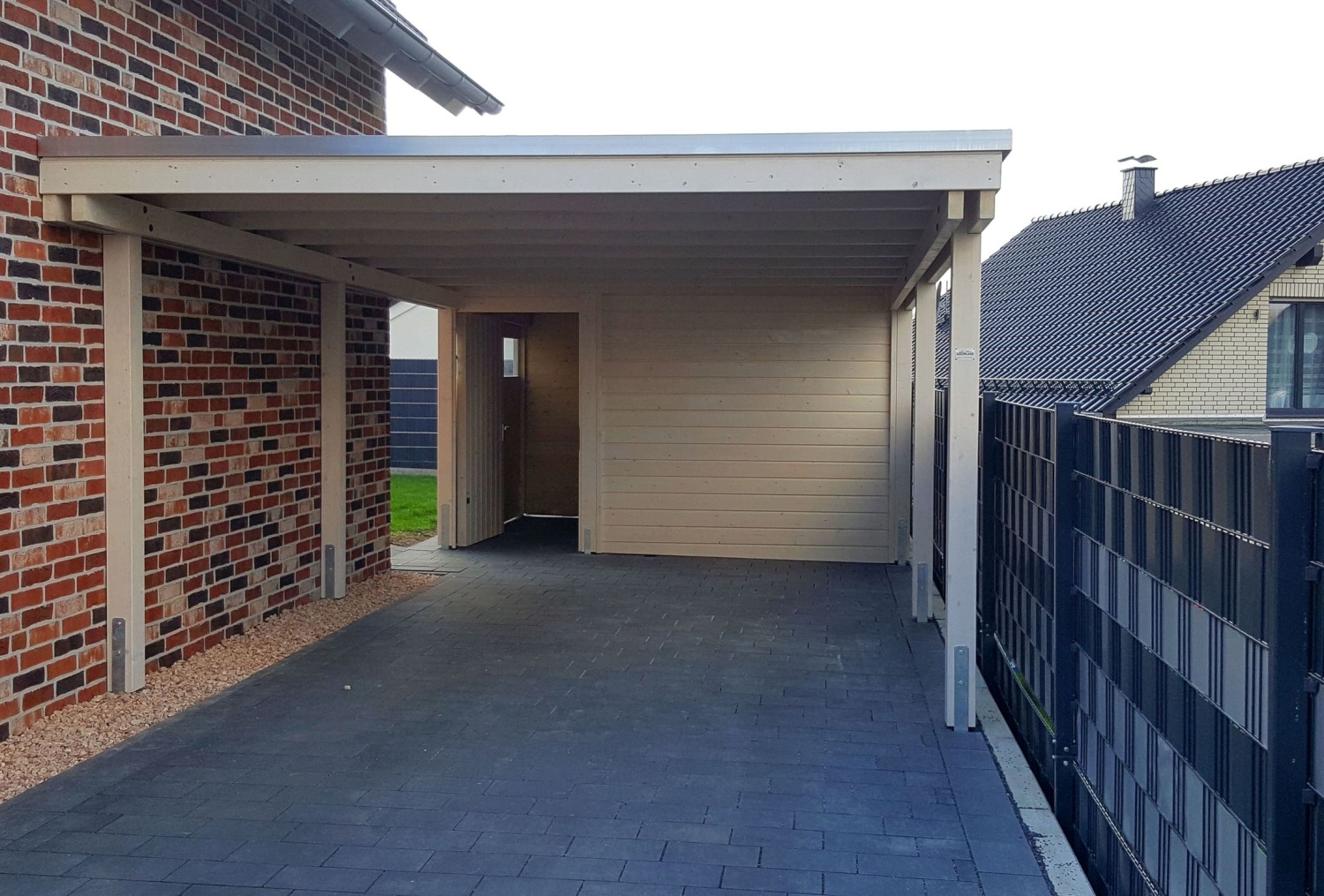 Carport cremefarben lasiert