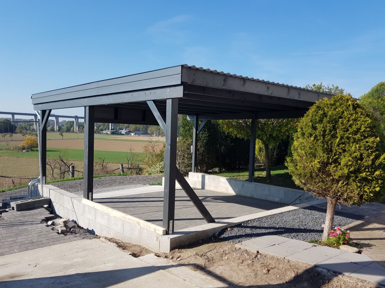 Carport errichtet auf Mauer