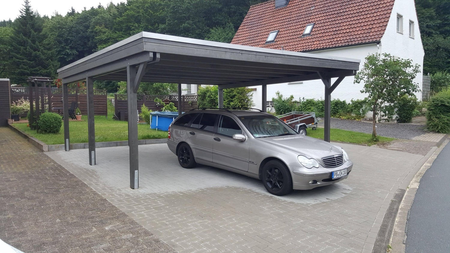 Carport grau lasiert