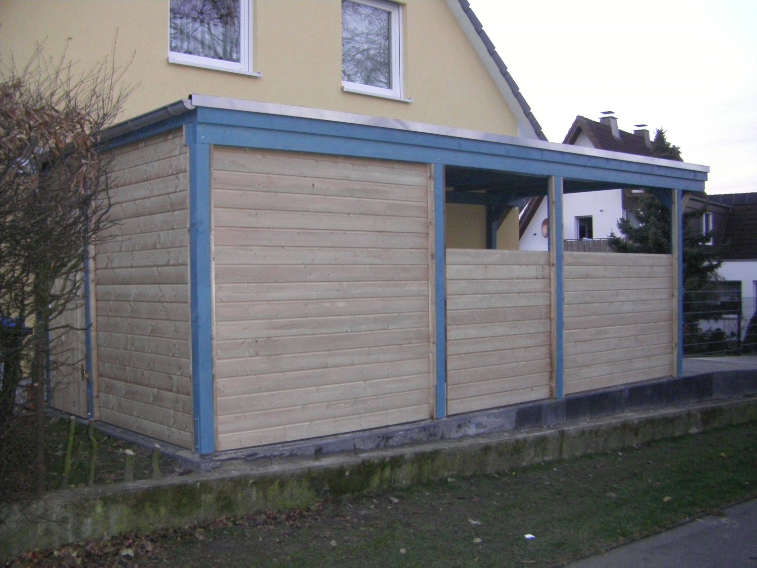 Carport in hellen Farbtönen gehalten
