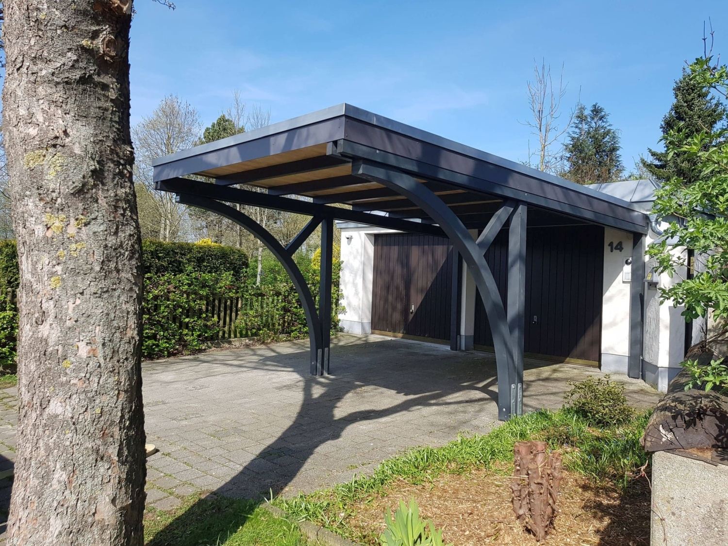 Carport mit Einfahrtbögen