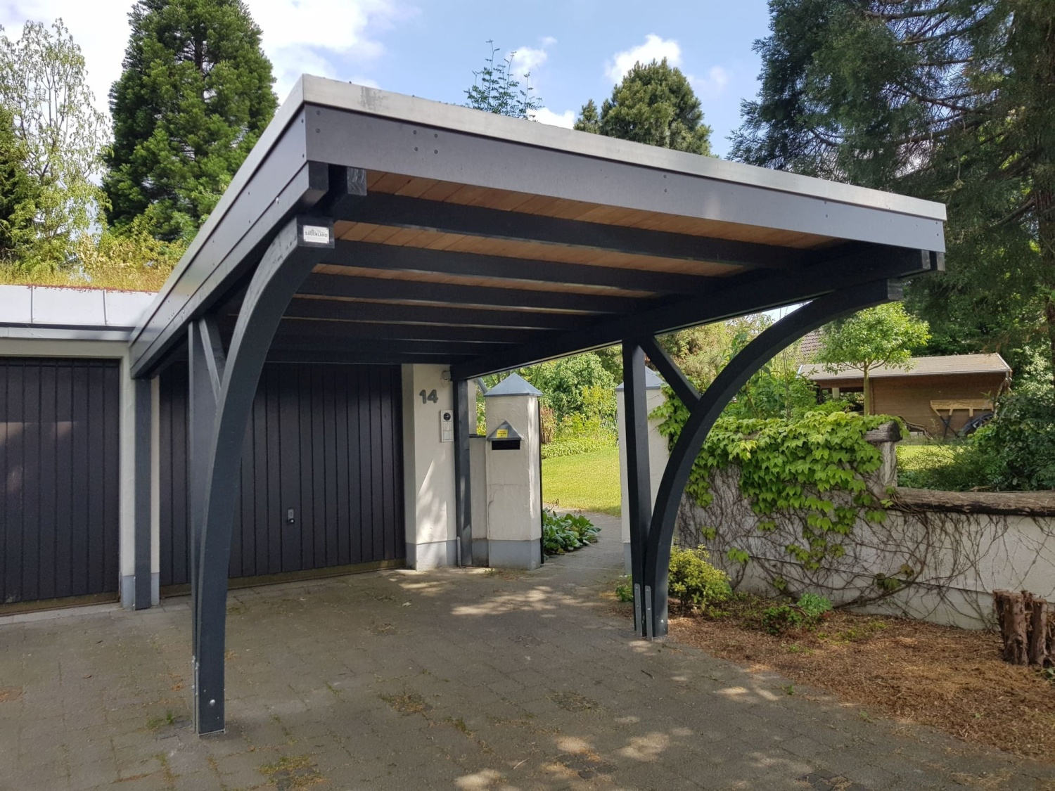 Carport mit Einfahrtbögen