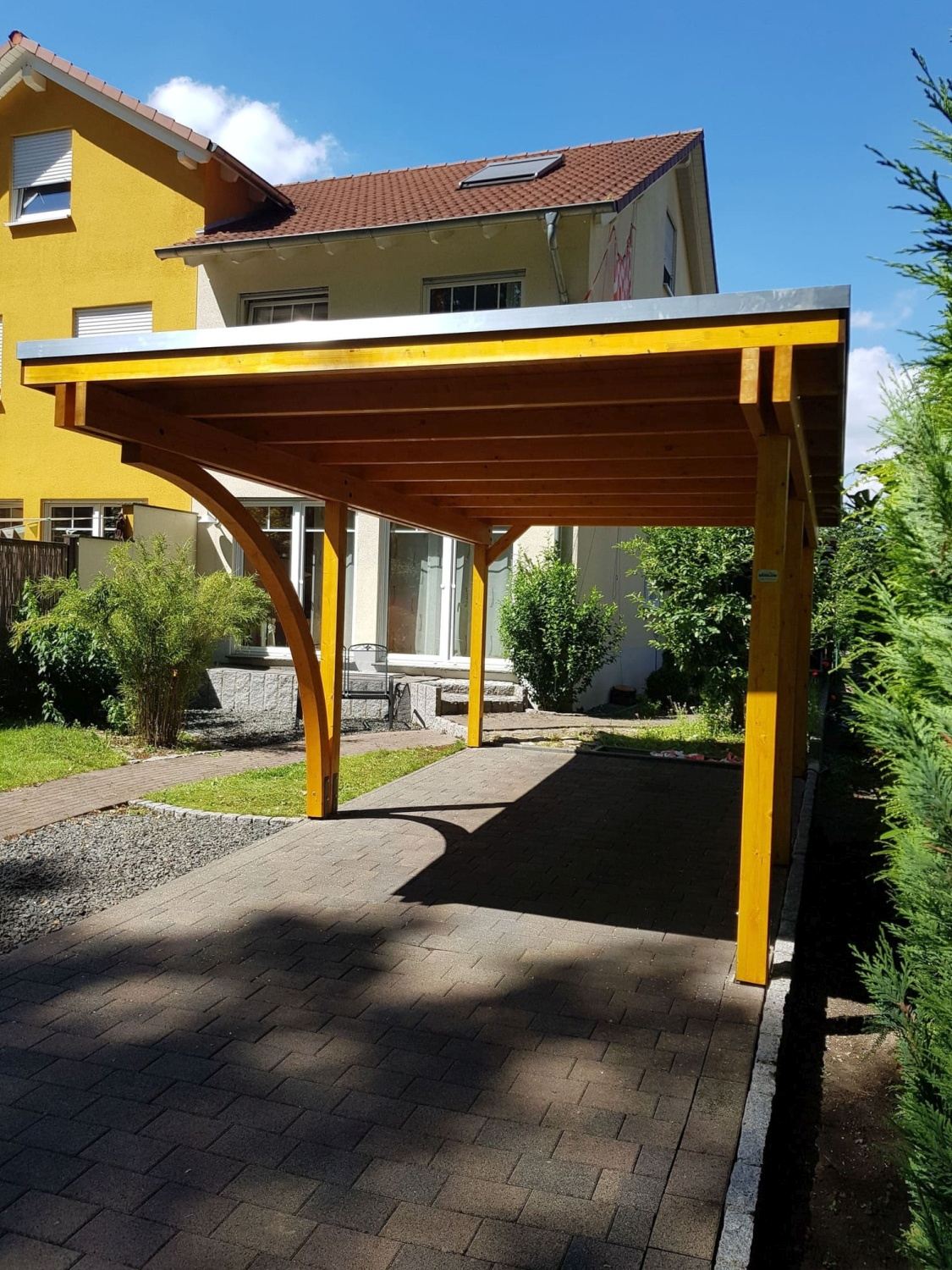 Carport mit einem Bogen, kiefernfarben lasiert