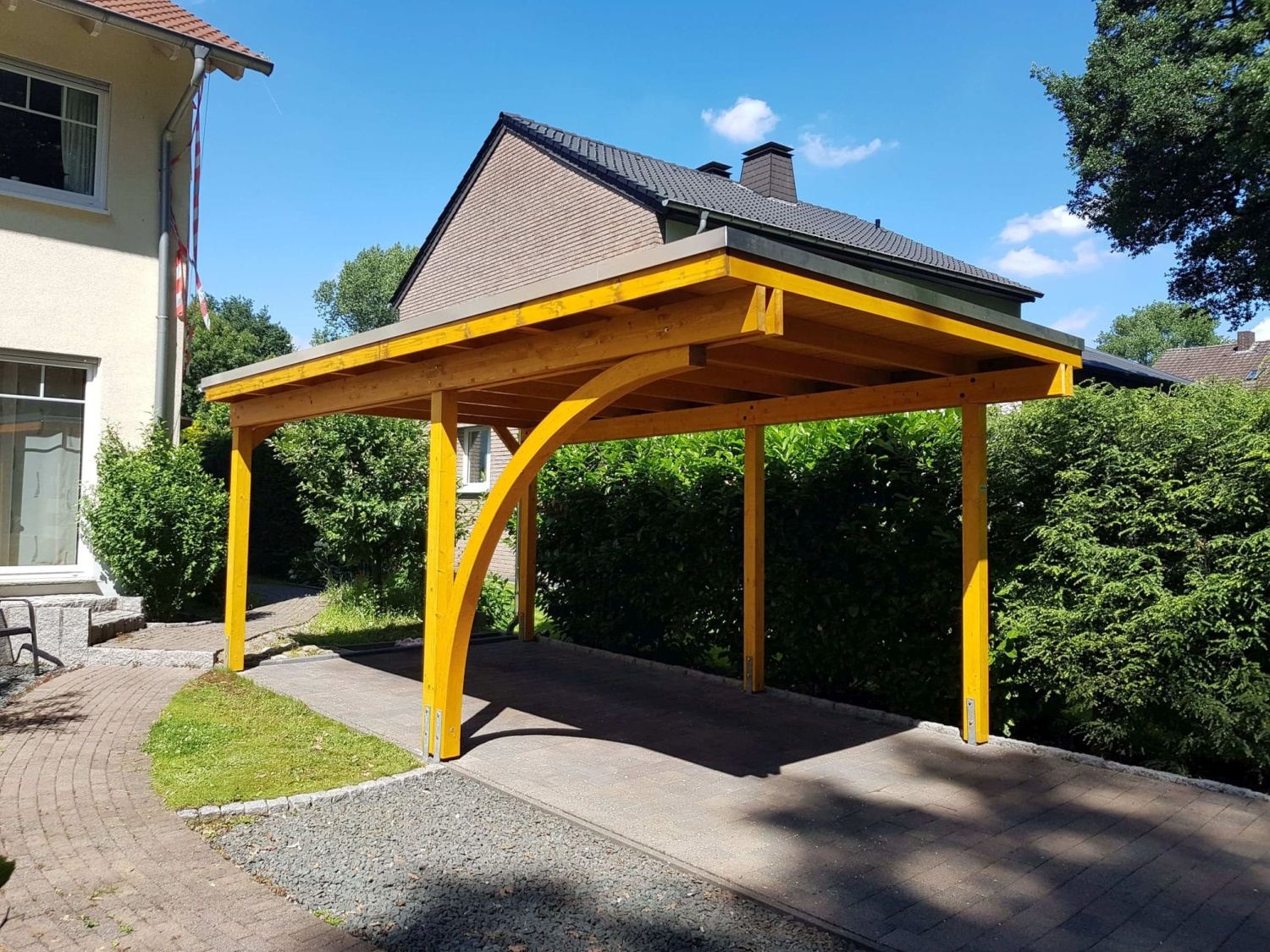 Carport mit einem Bogen, kiefernfarben lasiert