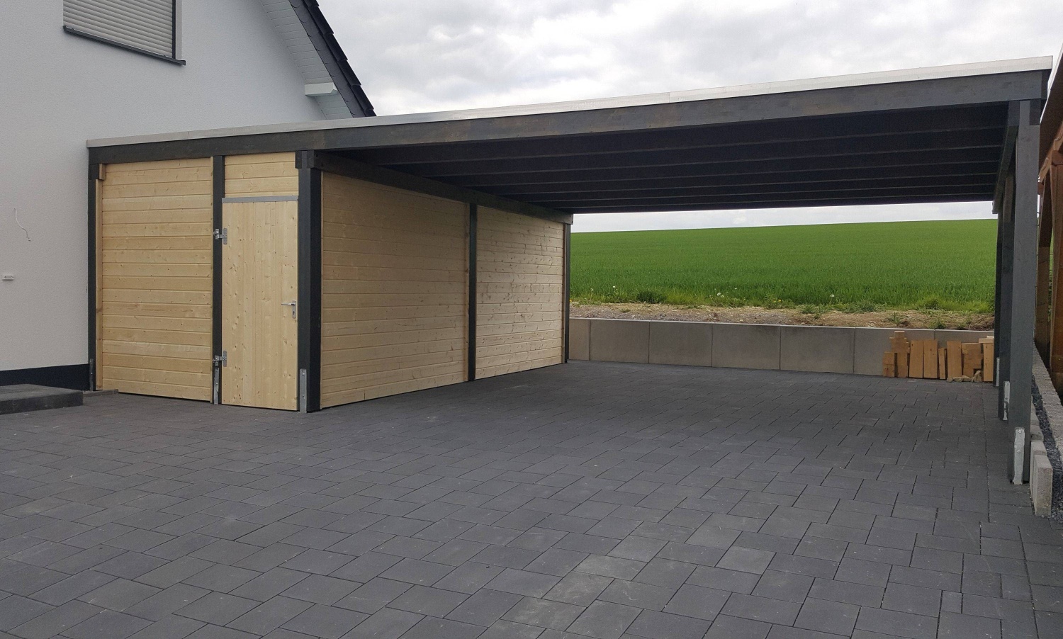 Carport mit seitlichem Abstellraum