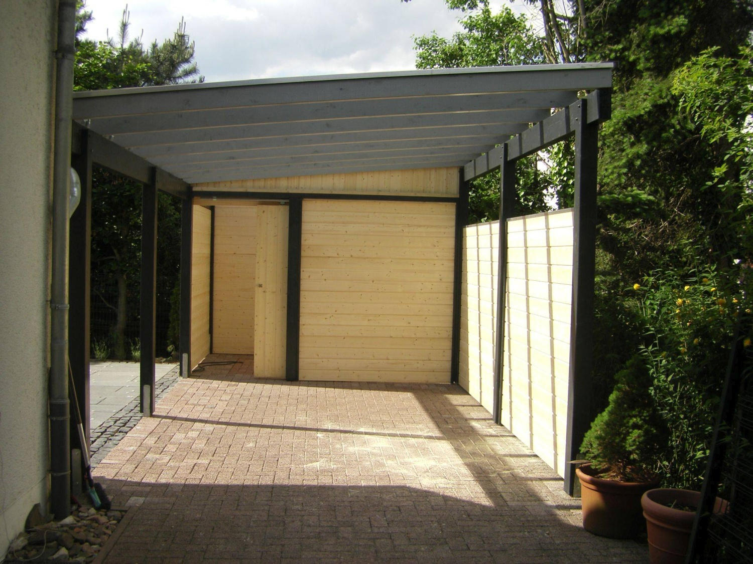 Carport mit seitlichem Gefälle