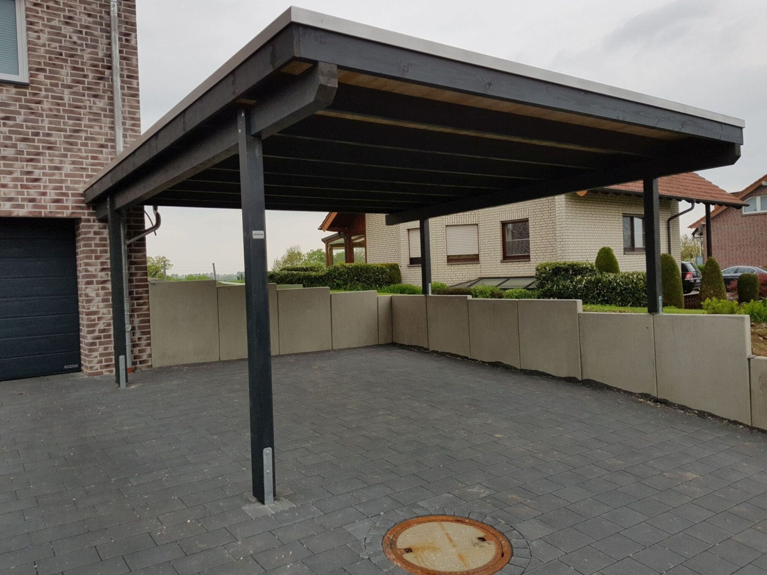 Carport mit verschiedenen Pfostenhöhen