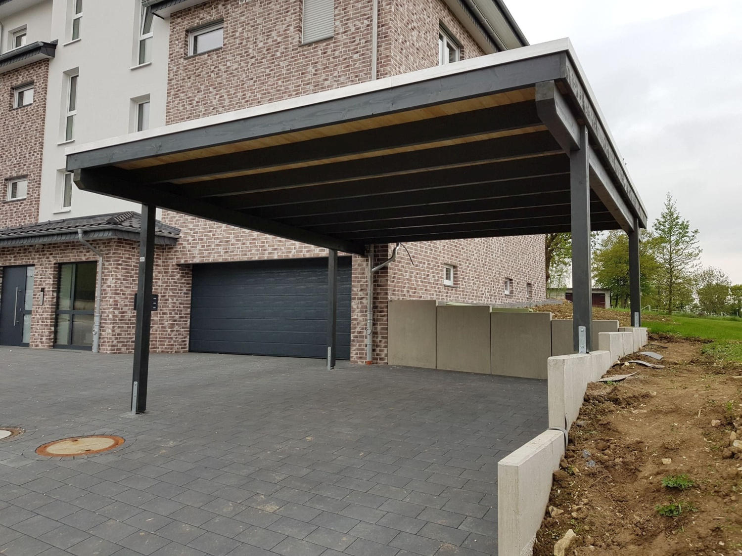 Carport mit verschiedenen Pfostenhöhen
