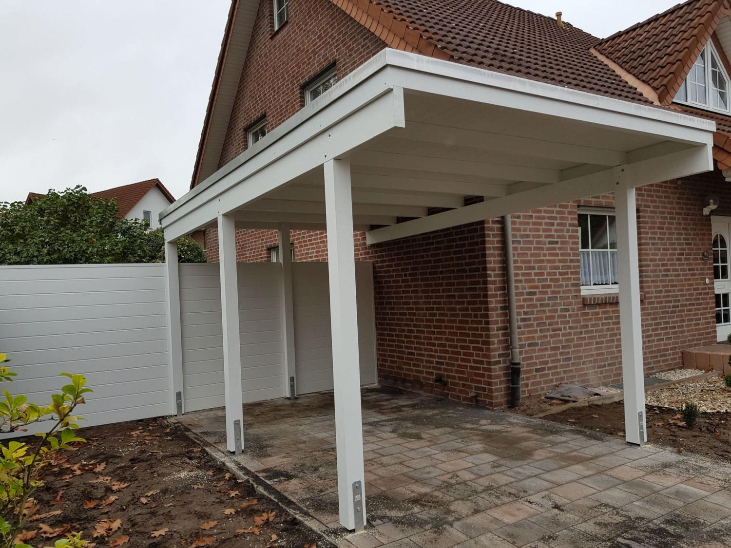 Carport weiß lackiert
