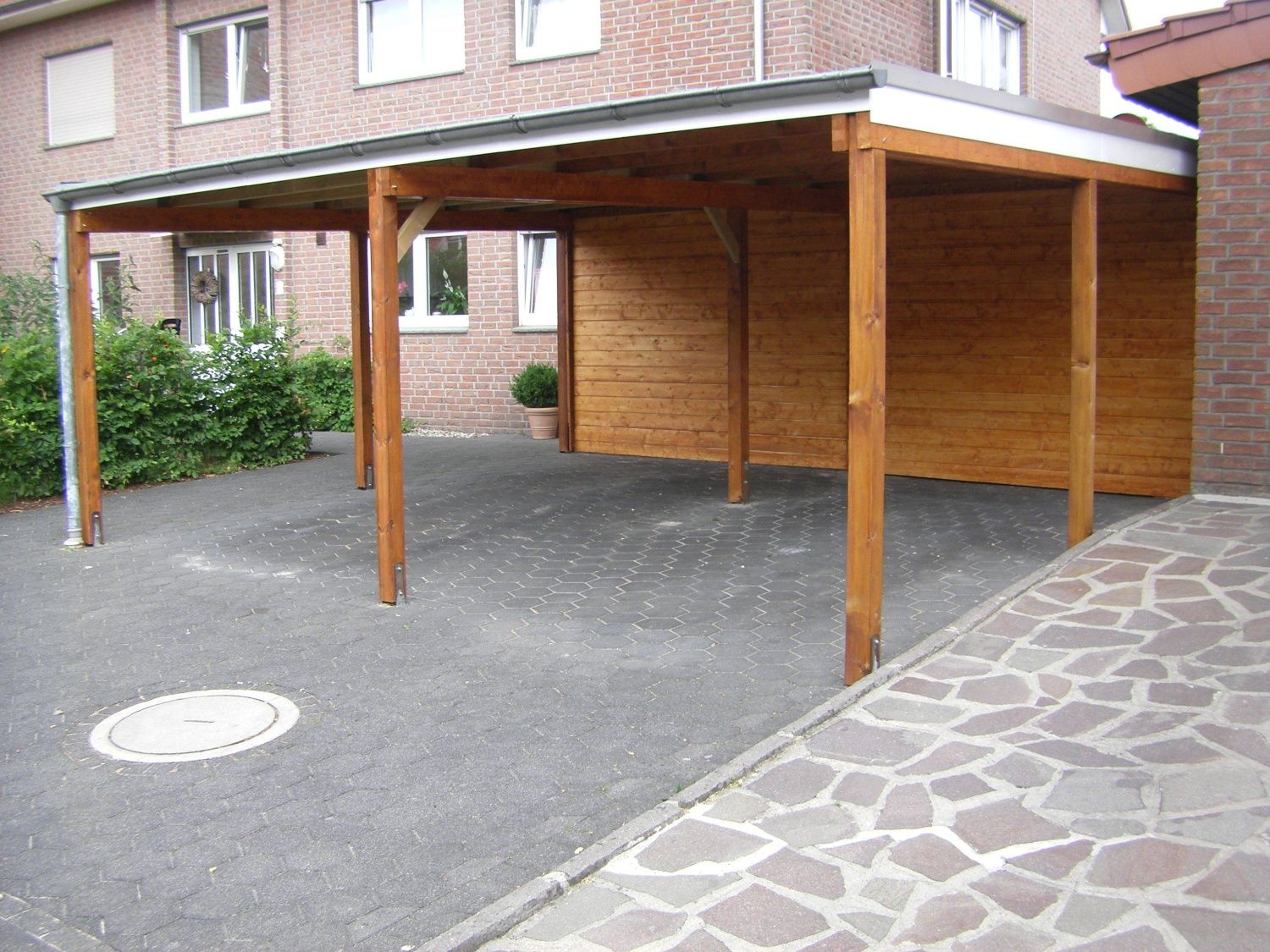 Einfacher Doppelcarport mit Holzrückeand