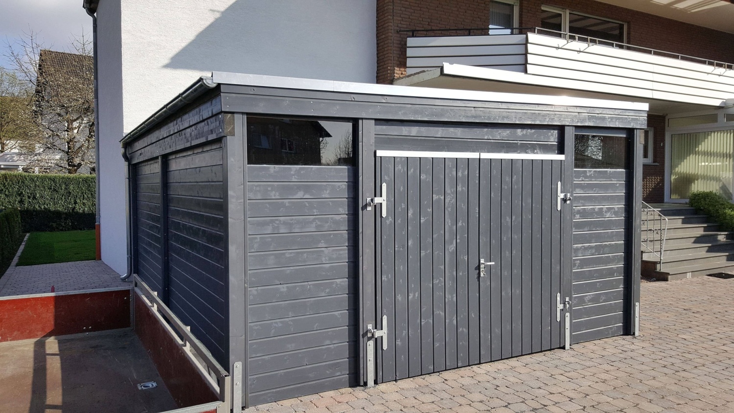 Geschlossenes Nebengebäude anthrazitfarben lasiert