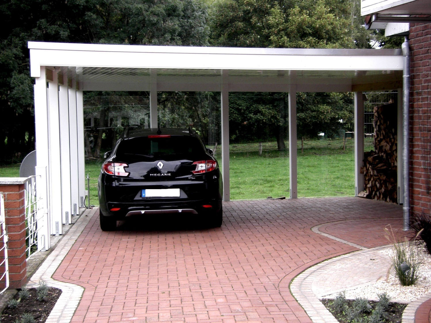 Holzcarport mit Kunststoff-Verblendungen