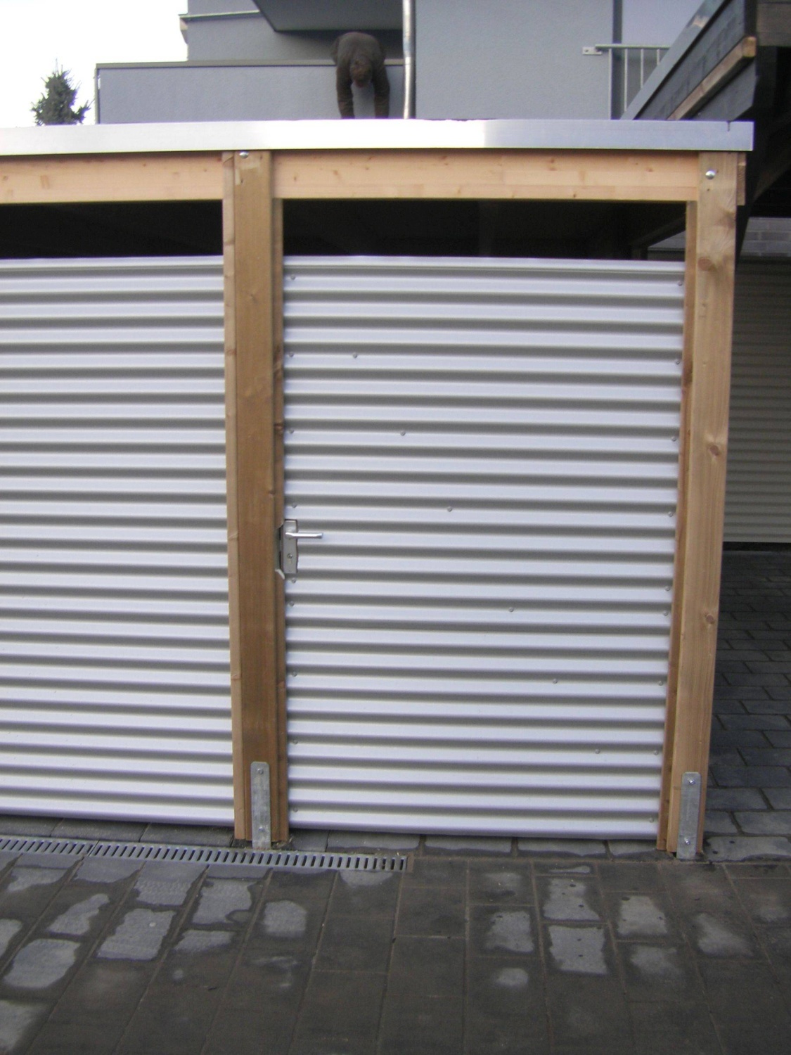 Holzcarport mit Stahlverkleidung und Tür nach Maß