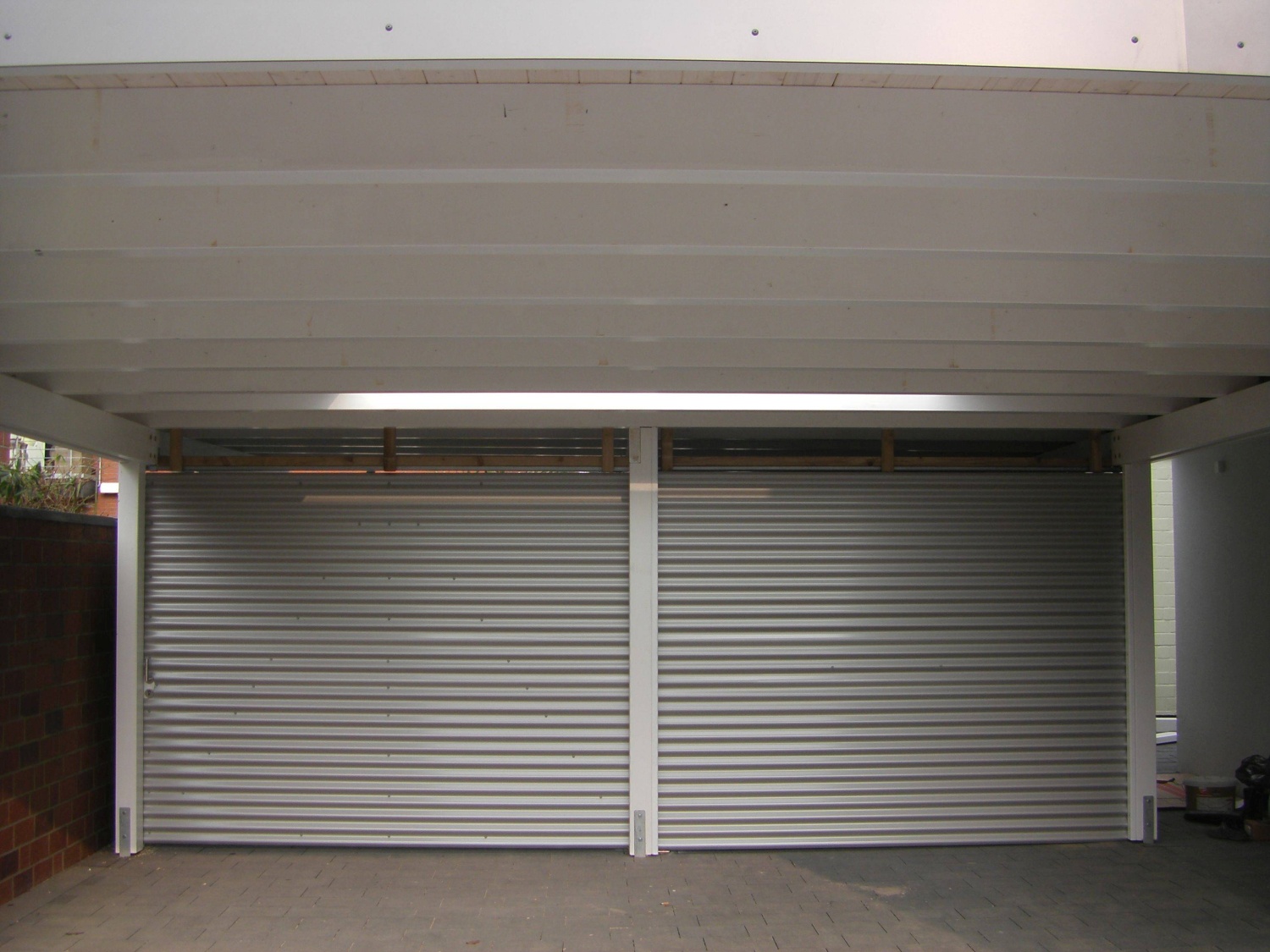 Moderne Carport Rückwand aus beschichteten Stahlprofilen