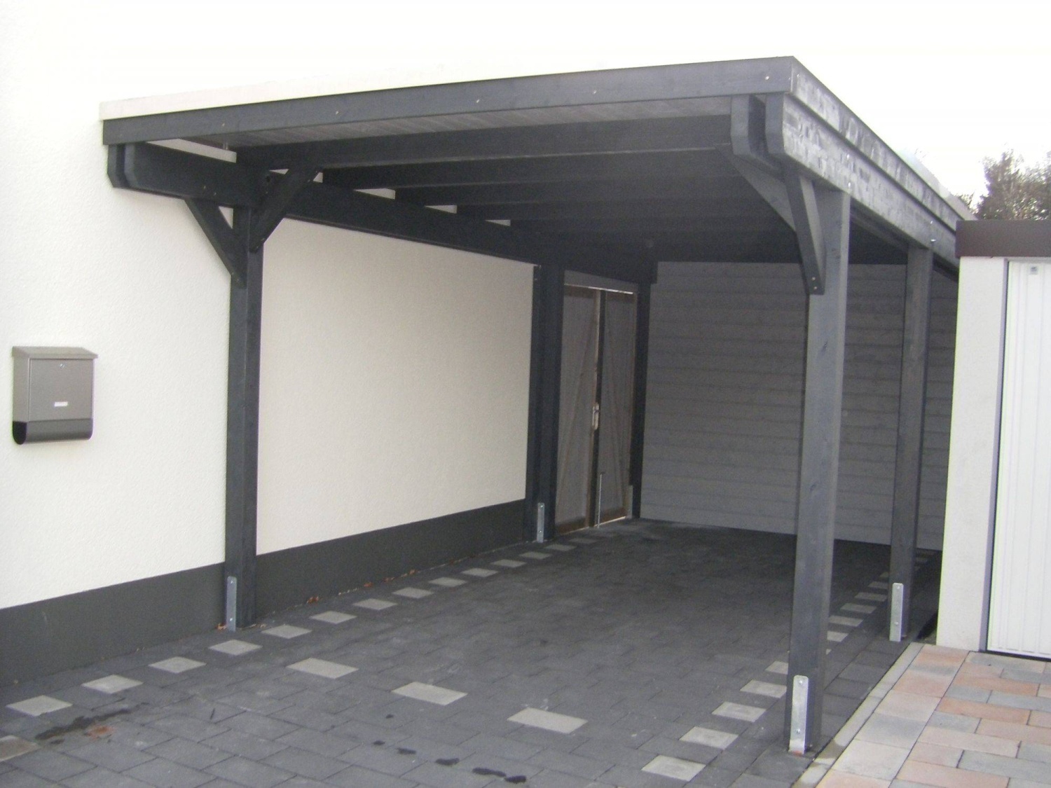 Schlichter Carport mit Rückwand und Seitentür