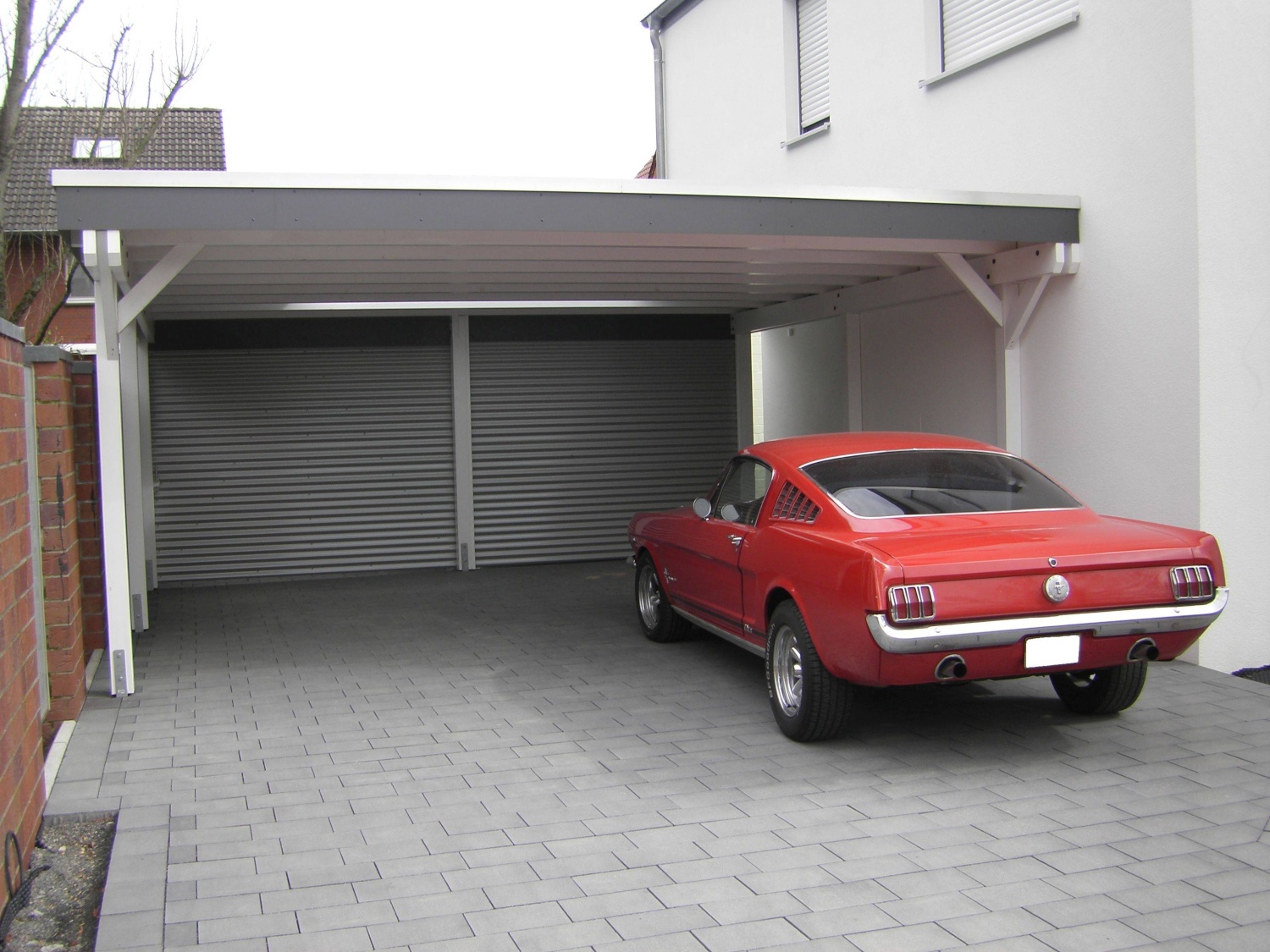 Auch zu älteren Fahrzeugen passt ein moderner Carport
