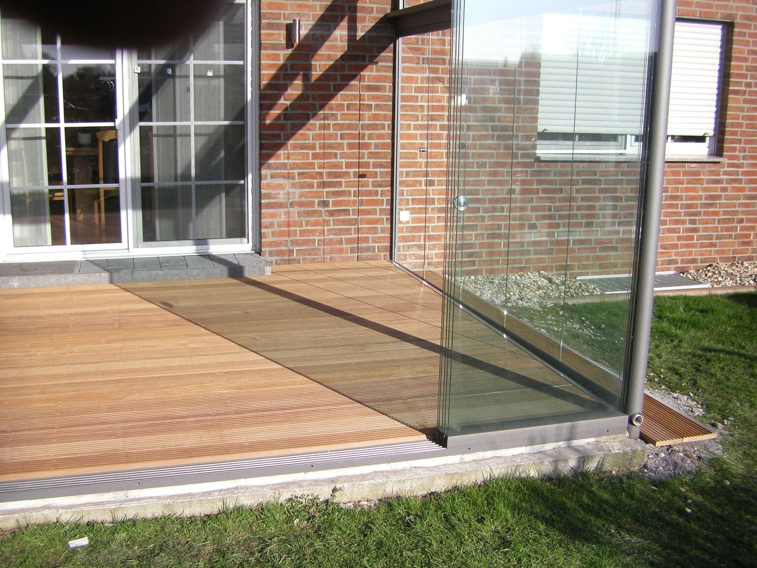 Bangkirai Bodendielen verlegt im Wintergarten