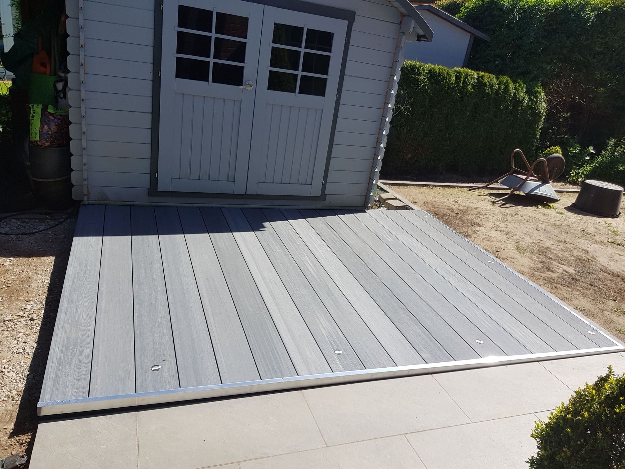 WPC-Terrasse mit LED-Spots