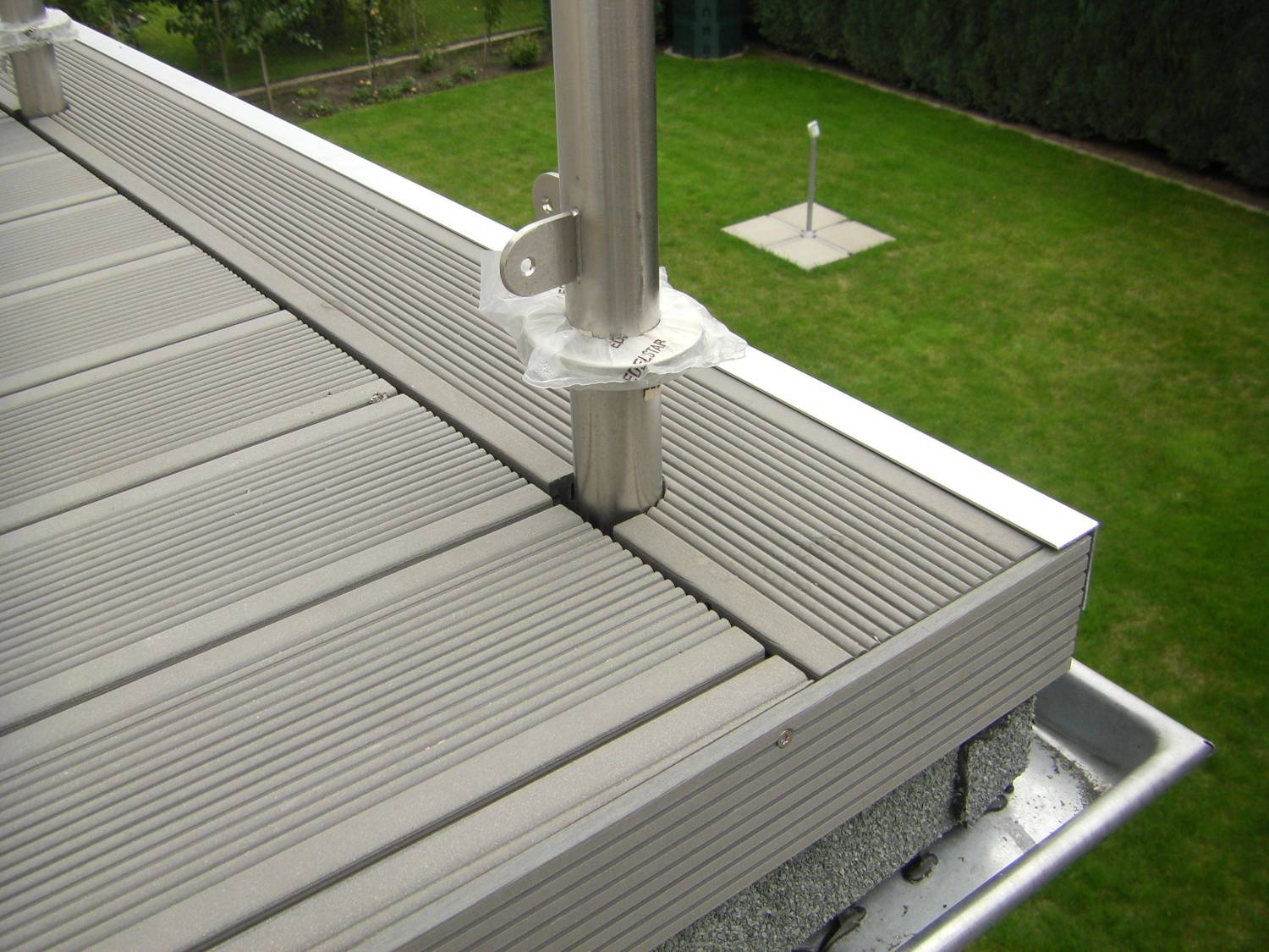 WPC-Balkonbelag, genau angepasst an Brüstungspfosten