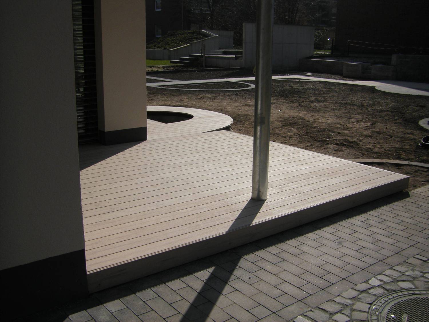 WPC-Terrassenanlage mit ausgespartem Brunnen