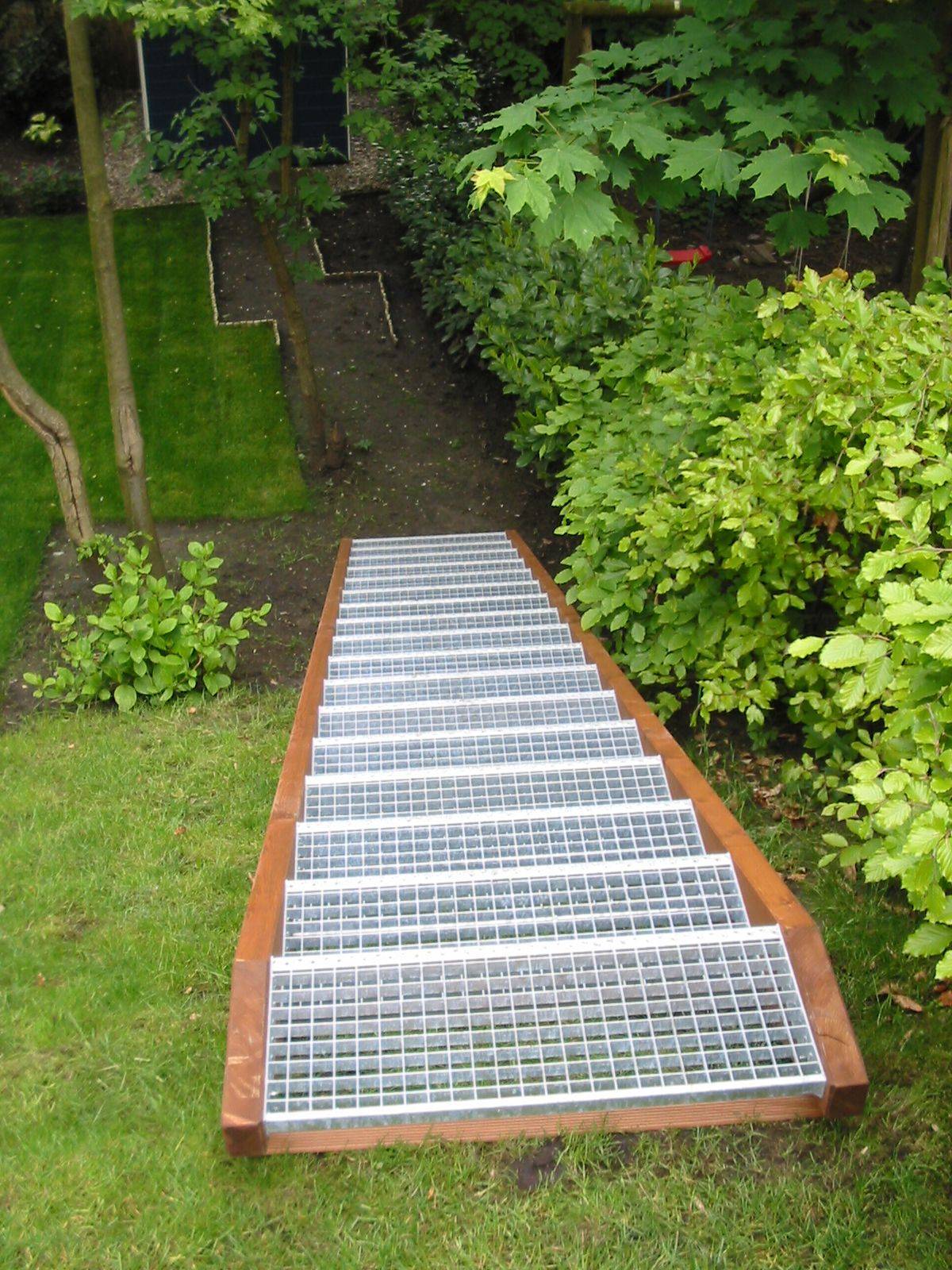 Individuell gefertigte Treppe aus Holz und Stahl