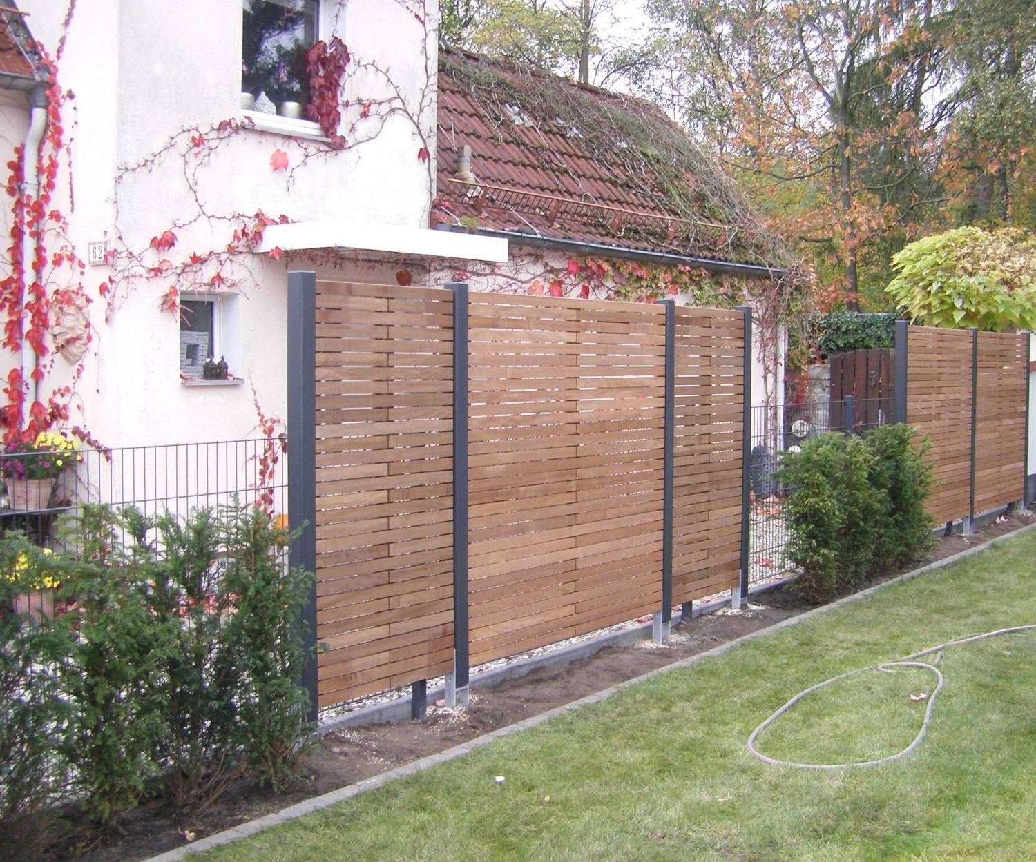 Hochwertige Zaunanlage aus Hartholz