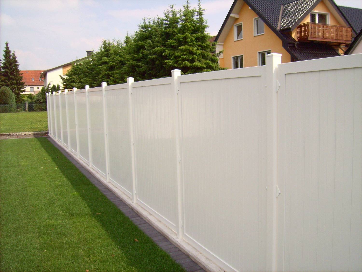 Kunststoff-Grundstückseinzäunung