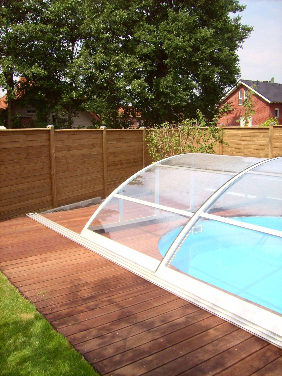 Sichtschutzzaun um einen Poolbereich