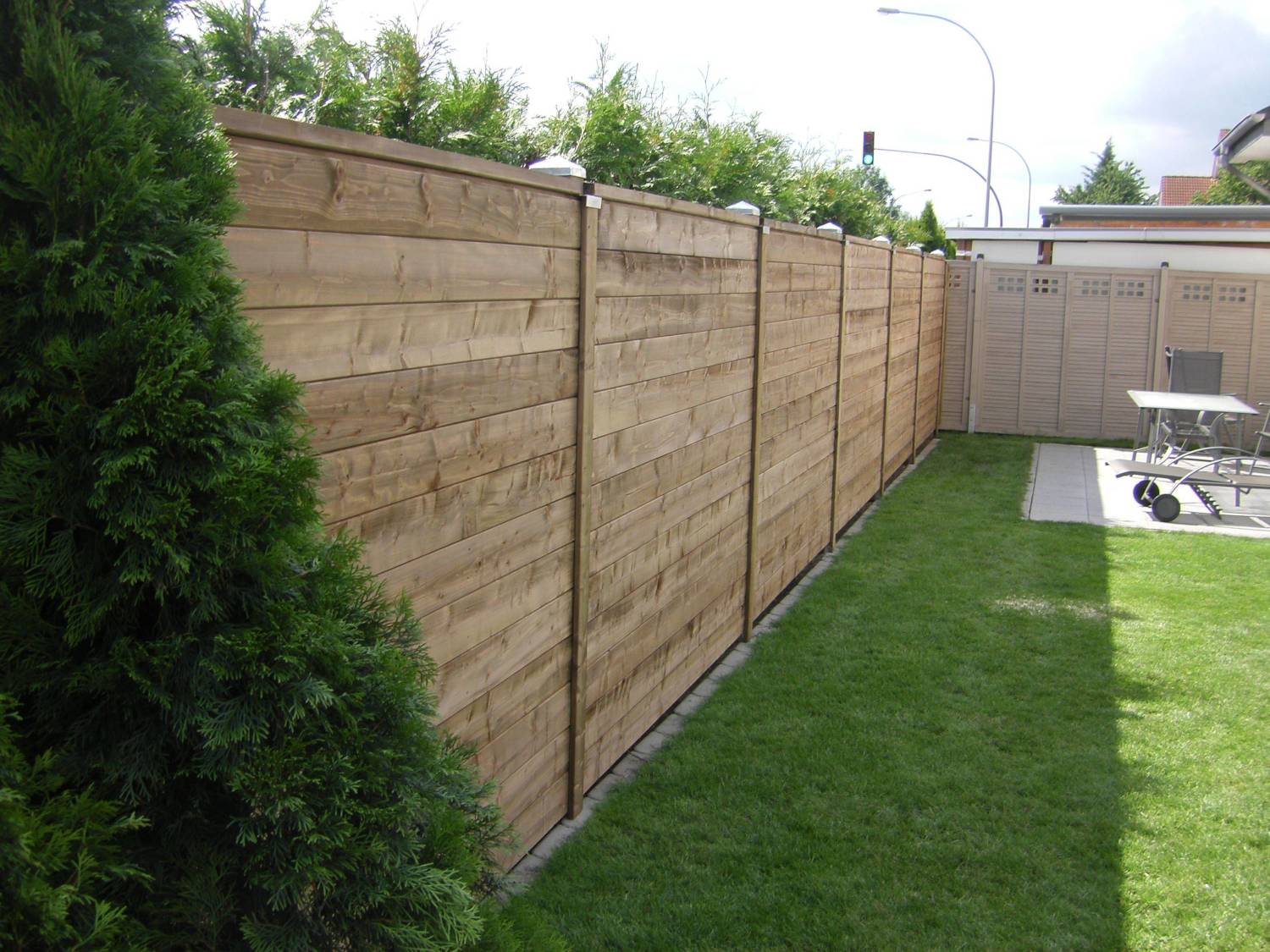 Schlichter, stabiler Massivholzzaun