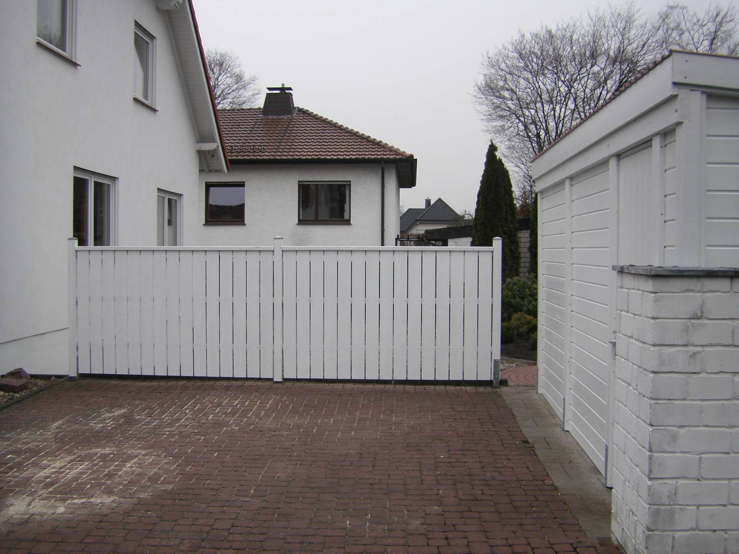 Sichtschutz aus Holz in Weiß