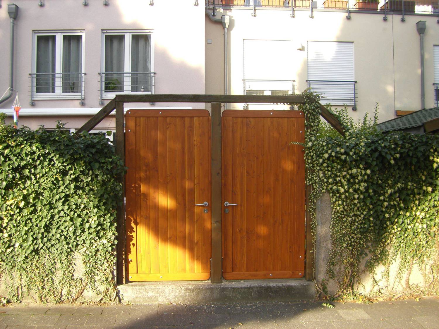 Toranlage aus Douglasie