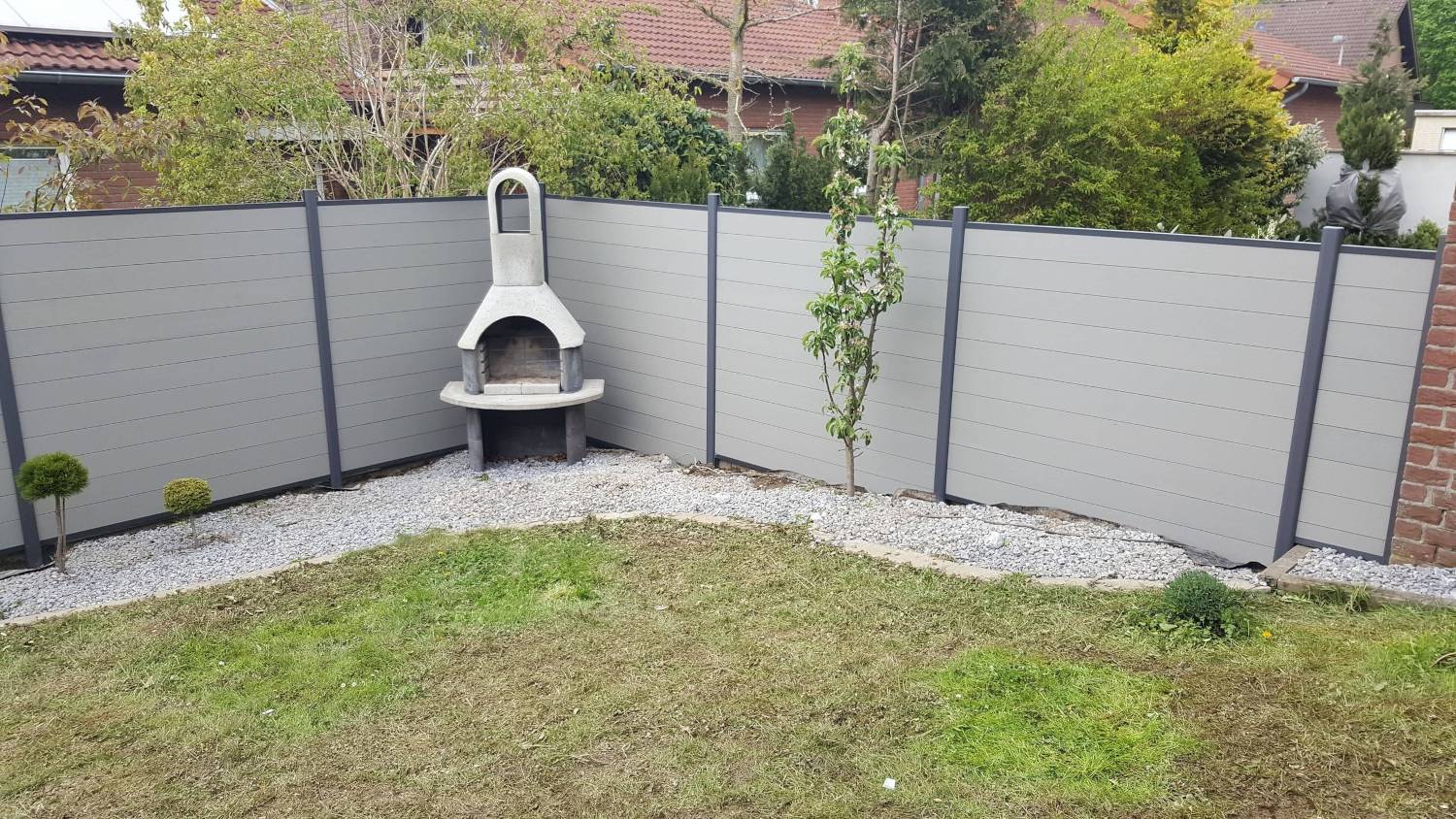 WPC-Sichtschutz für Grillecke